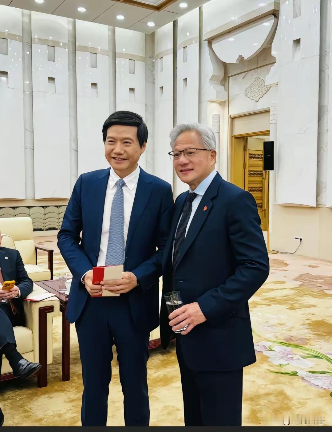 黄仁勋穿上西装，其实比穿皮夹克好看多了，也不知道他是怎么想的，不管是春夏秋冬，就