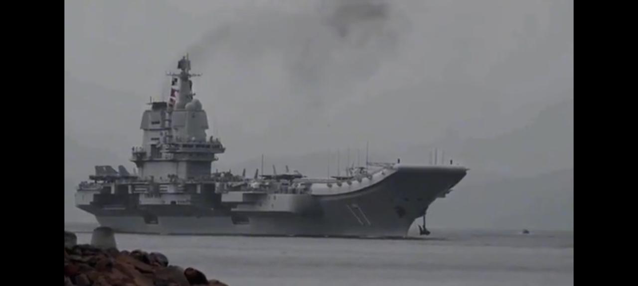 威严肃杀，法新社拍摄技巧世界一流。可惜没有看到福建舰，否则美国佬慌得一批。不
