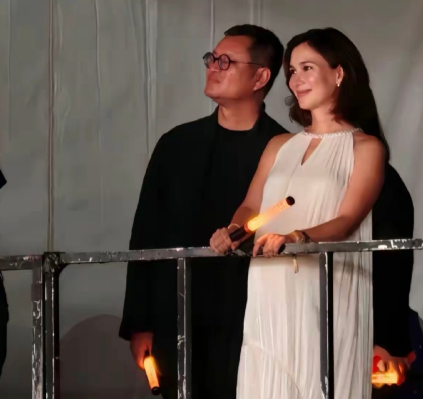 韩庚昨晚的北京演唱会，卢靖姗挺着大肚子现身支持。看到舞台上表演的韩庚，卢靖姗眼睛