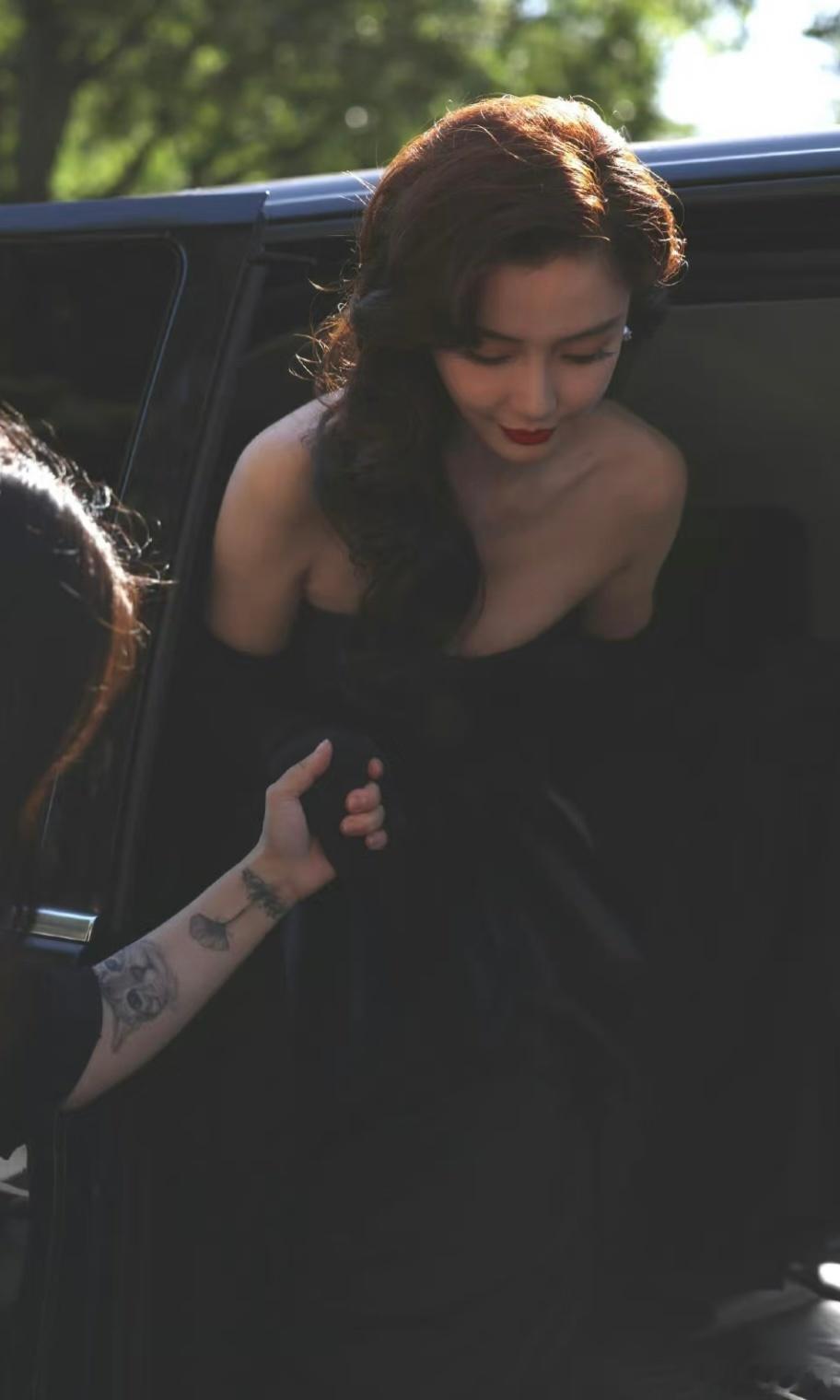 内娱黑裙标杆还是得看angelababy和迪丽热巴​​​