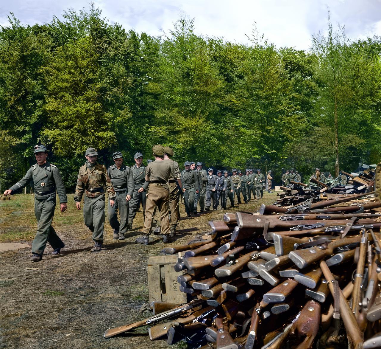 1945年5月，完全解除武装的德国士兵离开德国苏斯特集结点，来到英军投降点，向英