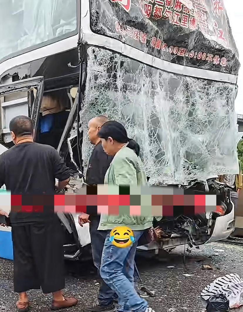 大巴车追尾大货车，20多人受伤，大巴车头玻璃撞得粉碎。6月2日江西玉山一辆贵J车