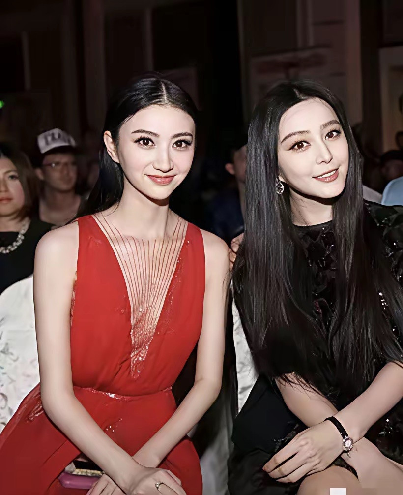 景甜不愧为“北影校花”，跟谁合影她都颜值也不输。就算和气场强大的贝嫂同框，手拿酒