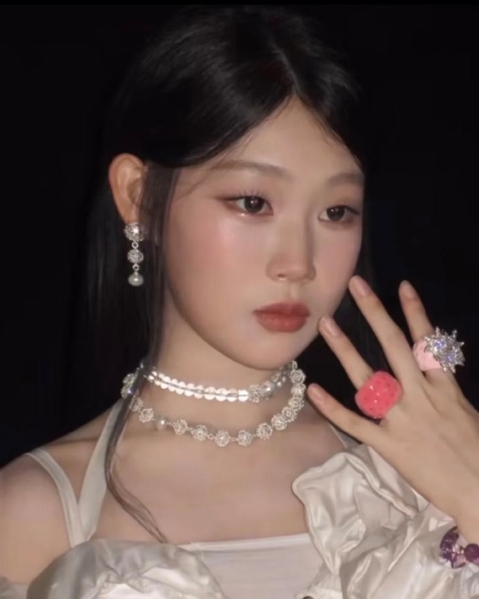 沈佳润到底是哪里变了？眉眼吗？感觉她眼睛变大了…感觉眼神里的稚气退去了，有了