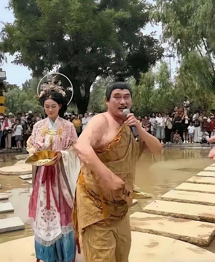 大衣哥朱之文的火是有原因的，他能火到现在，也不是没有道理。因为，他呆头呆脑的外表