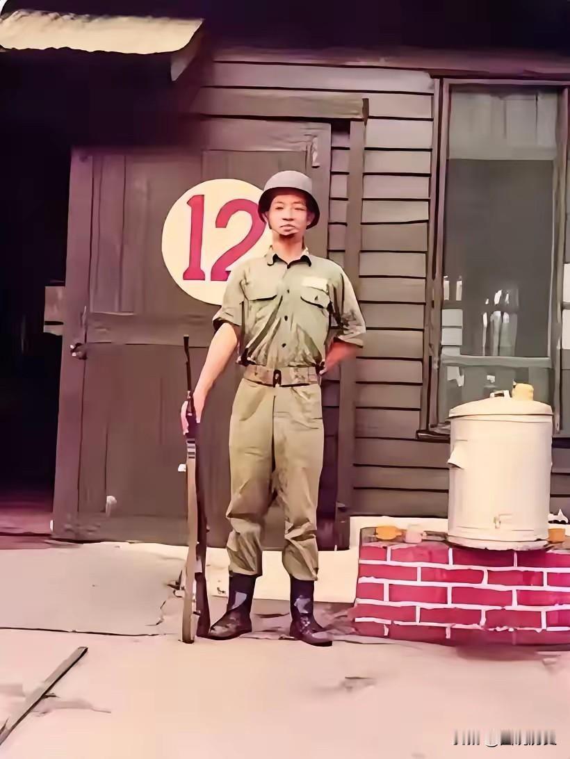 这张老照片拍摄于上个世纪八十年代,一位年轻的士兵在金门岛站岗留下的一张老照片,这
