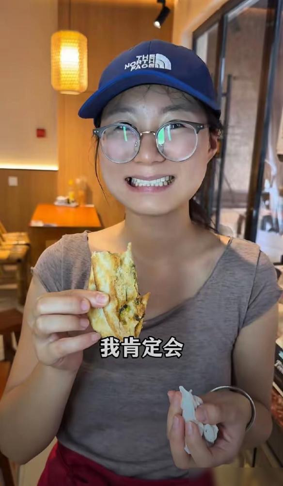 “这个女的火了！”江苏无锡，18岁女孩去饭店打暑假工，和老板说好每天8小时、月薪