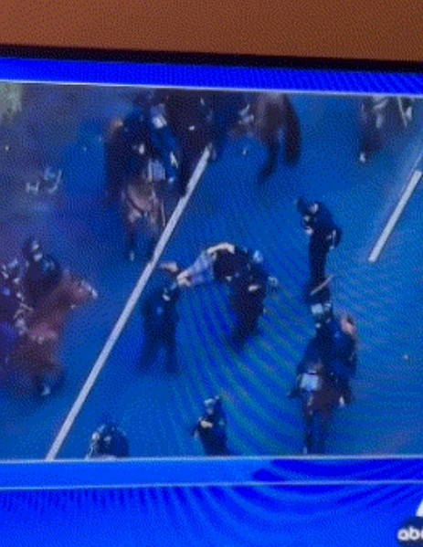 美国ABC电视台一直在直播洛杉矶街头抗议，结果竟拍下了这么一幕：一名落单的抗议者