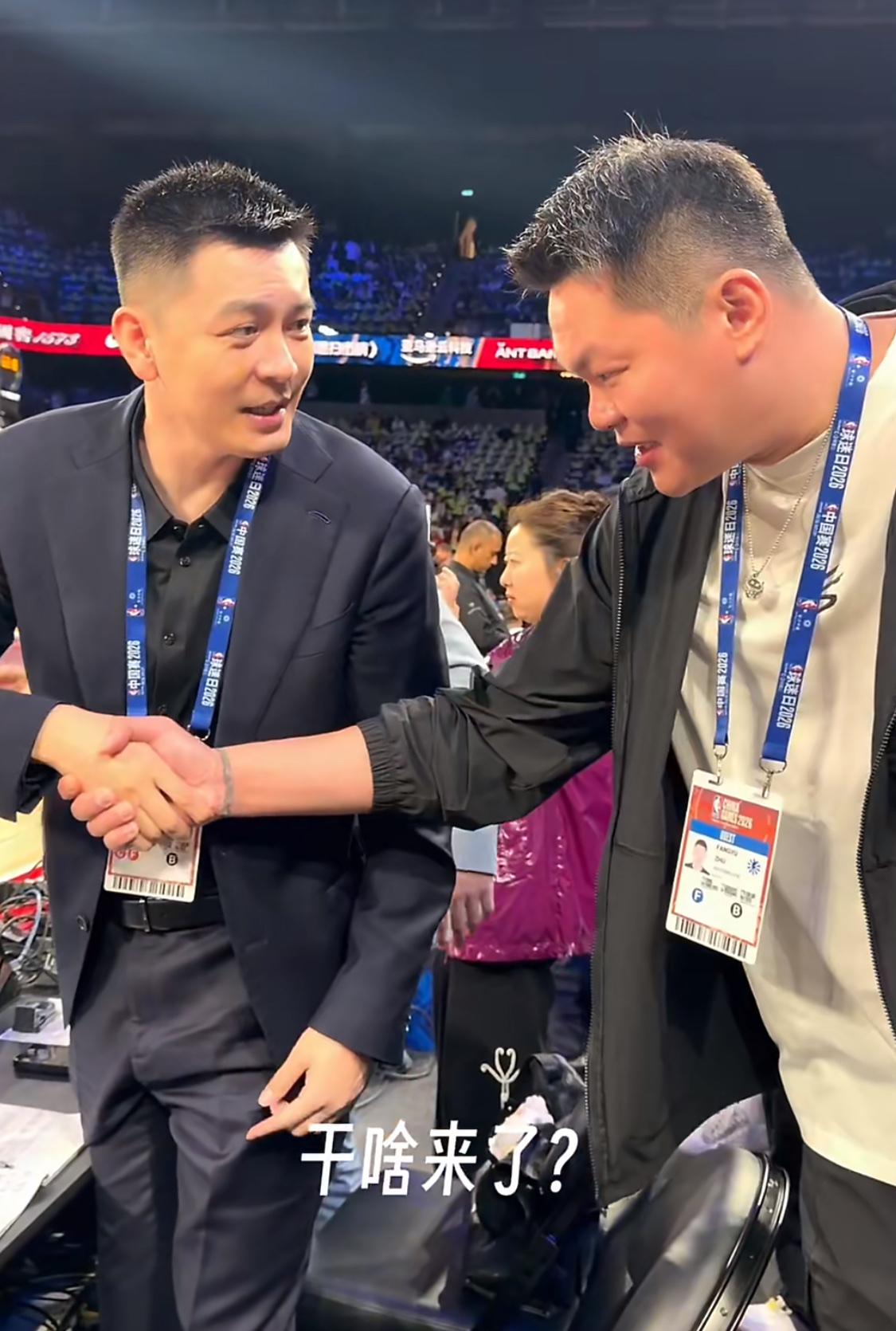 杨鸣在澳门NBA季前赛现场调侃朱芳雨来选外援，直接让朱芳雨无言以对了。10月