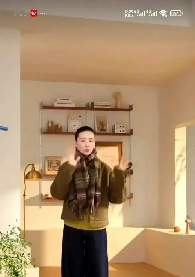 深夜，董洁一件羊绒大衣卖了4000件，一分钱没便宜。我才发现，带货的尽头，根本