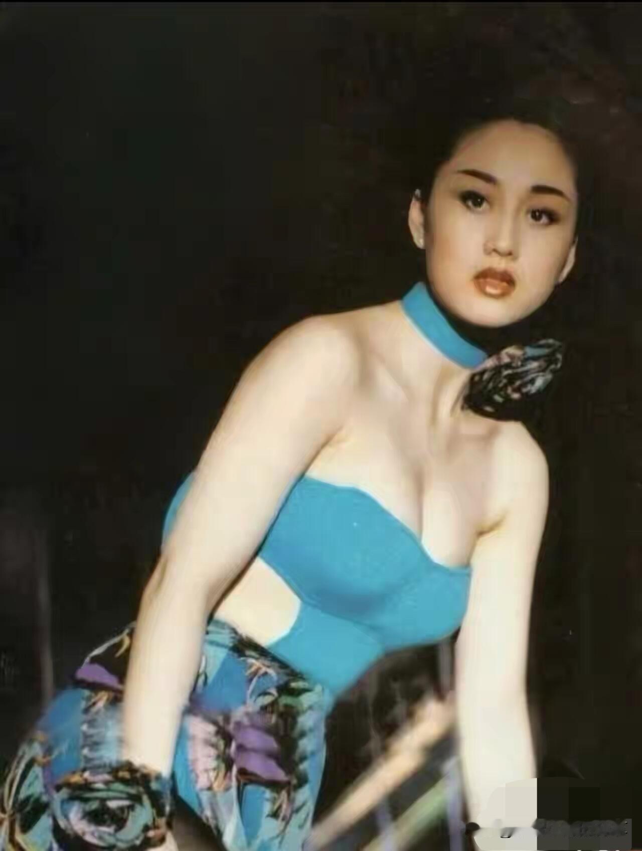 她的颜值并没有传说中的好看，没有钟楚红的颜值高，也没有钟丽缇气质那么好，为什么