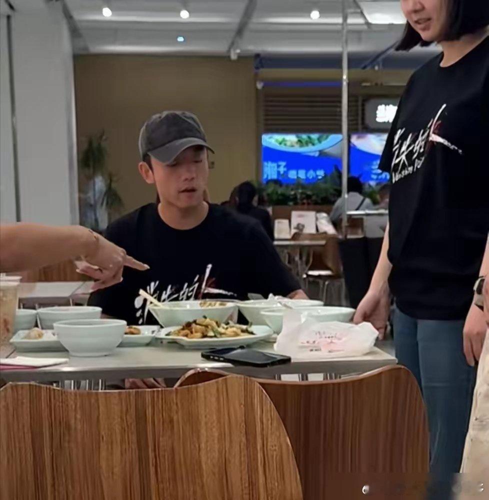 40岁郑恺武汉被夸少年感，转头就被李晨一张合照出卖了，脸圆得藏不住。你去看李晨