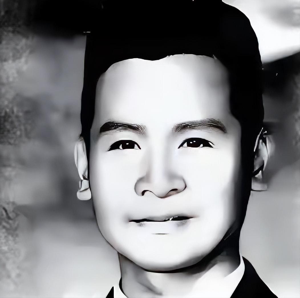 1951年，上海审讯室。一个国民党特务熬不住审问，最后交代道：“我说个秘密，南京