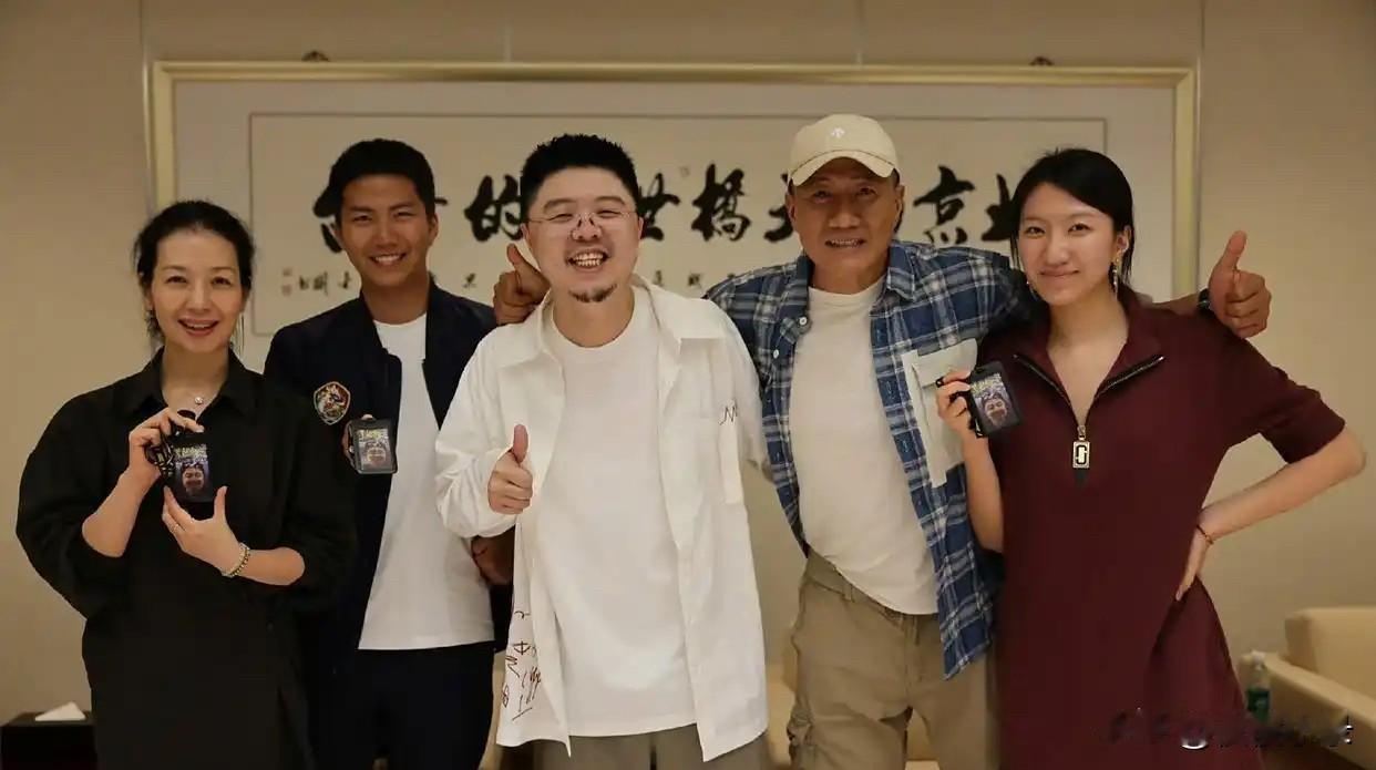 胡军和家人一起去看舞台剧，老婆卢芳打扮贵气，24岁女儿罕见露面！[墨镜][墨镜]
