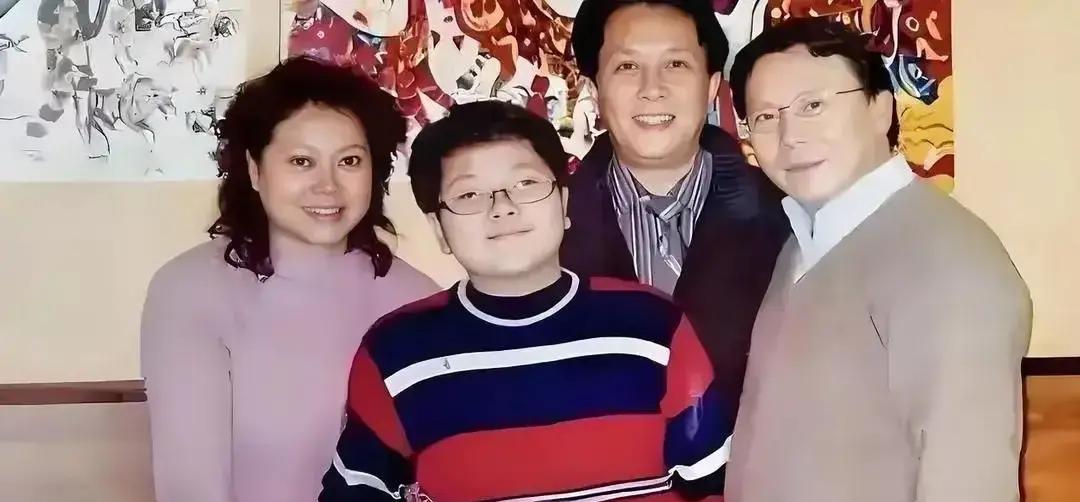 看清楚了。红毯上那小子走路的姿势。那是2021年。唐英涵，唐国强的儿子，肩