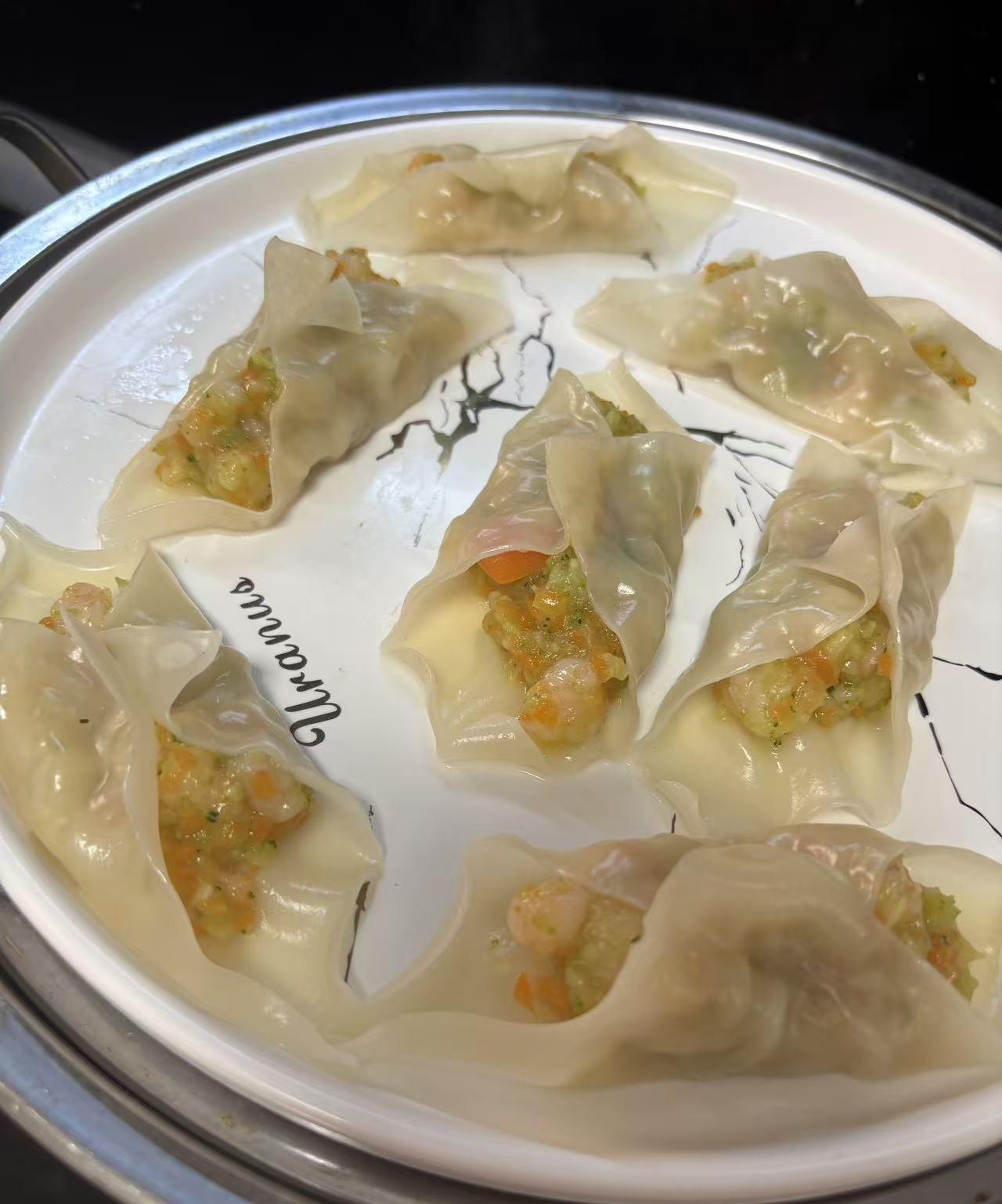 村里的小刘，这次去北京没有捞到他大伯父的遗产，心里愤愤不平，骂他大伯父傻。说他