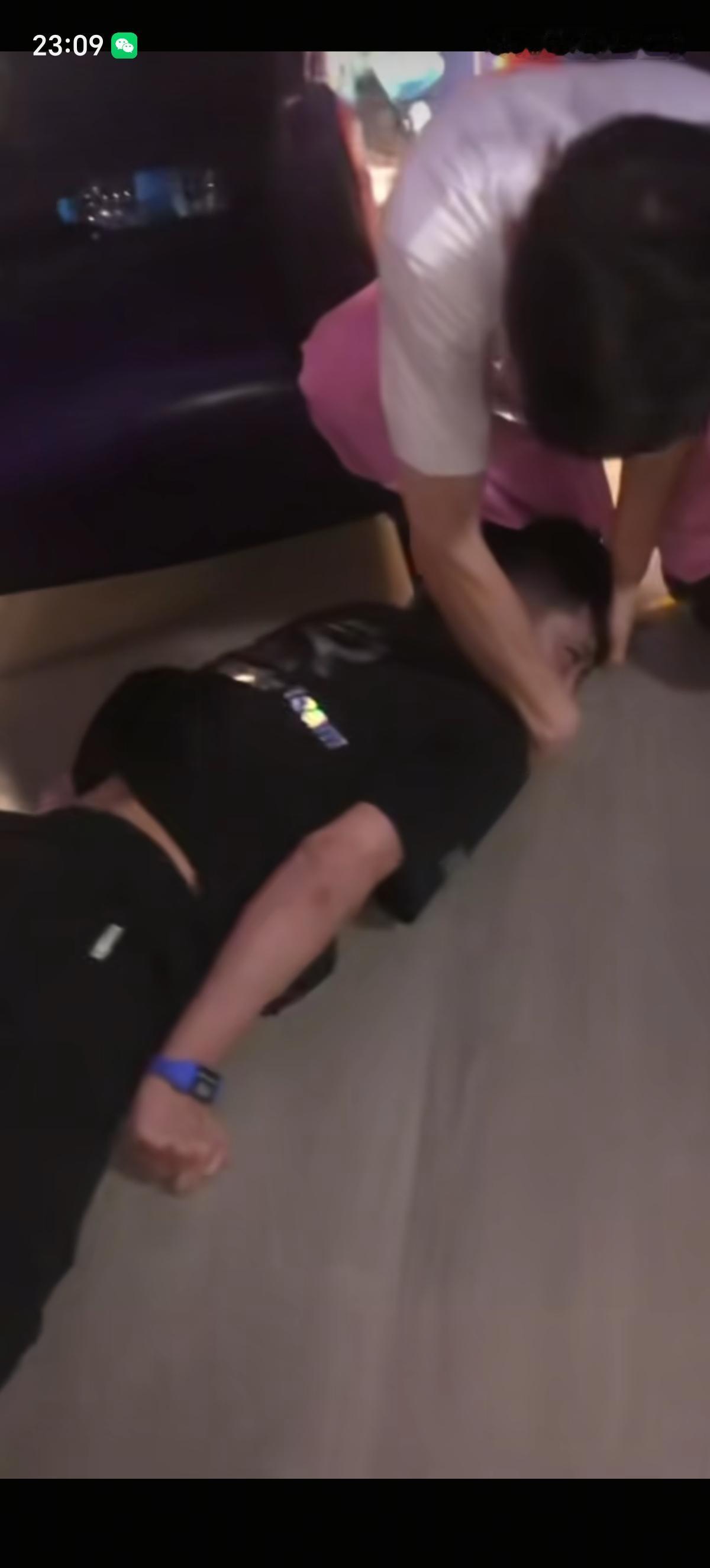 男子在溜冰场溜冰的时候翻车了，磕到了后脑勺，都出血了也没当回事，还接着溜冰玩了2