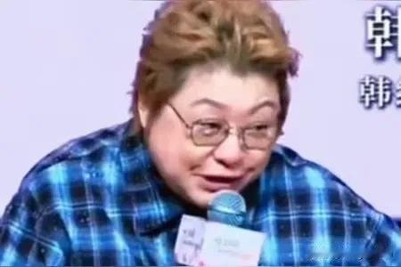 别说，听她吹牛还感觉很有趣！满嘴跑火车跑惯了，压根刹不住车了。就像小孩吐泡