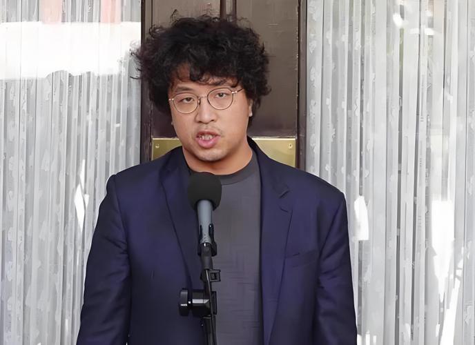 台独分子沈伯洋竞选市长拉票，下面应援的人群乌央乌央10月4号，沈伯洋在台北造势