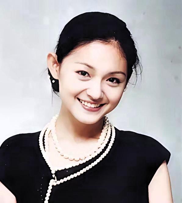 谁能想到，长久流传的激烈对立传闻，竟在一场安静的祭奠现场被轻轻推翻。大S五十岁冥