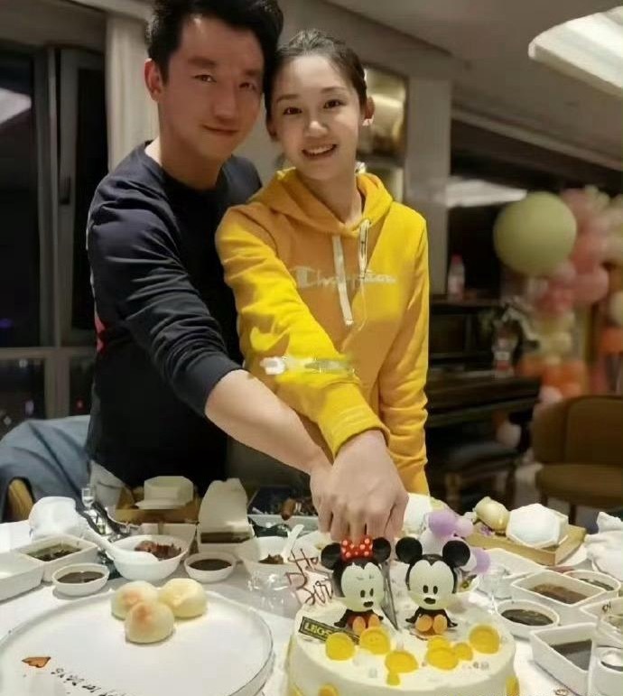 怪不得郑恺这么爱苗苗，说他俩是生理性喜欢也不过分吧，看看他们的合照姿势就知道了