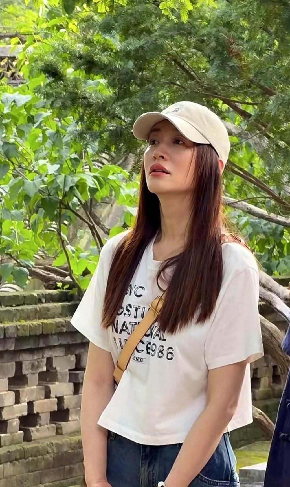 50岁李小冉在辽宁大孤山被拍到，很多人第一眼都不敢信。她套件白T恤搭条牛仔裤就