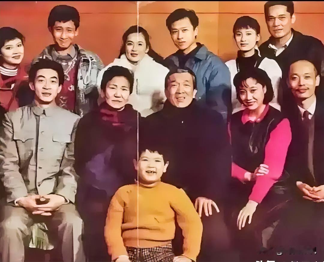 后排就认得出演员胡亚捷，史兰芽，申军谊；前排只认得出赵丽蓉老师，葛优，其他几位非