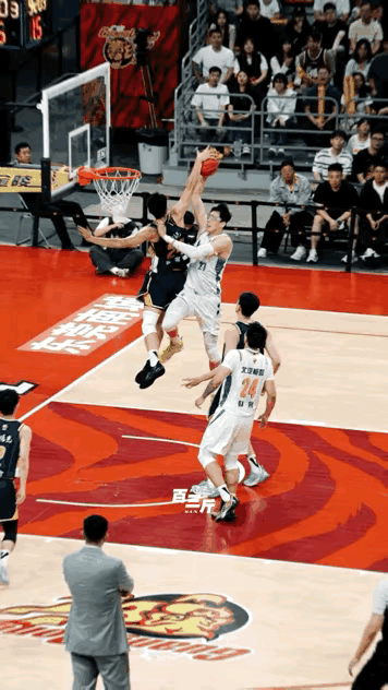 先是在防守端给周琦一个严严实实的盖帽，紧接着回到进攻端又在周琦的面前拉杆上篮得分