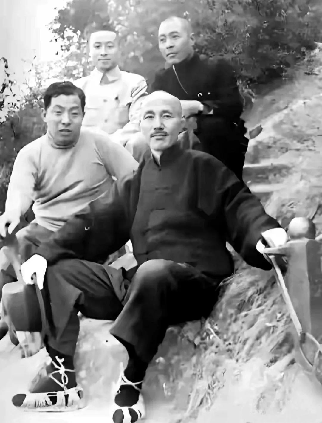过去的官僚政客，平时整天周旋于刀光剑影的官场中，稍有不慎就会翻船，轻则丢权，重则