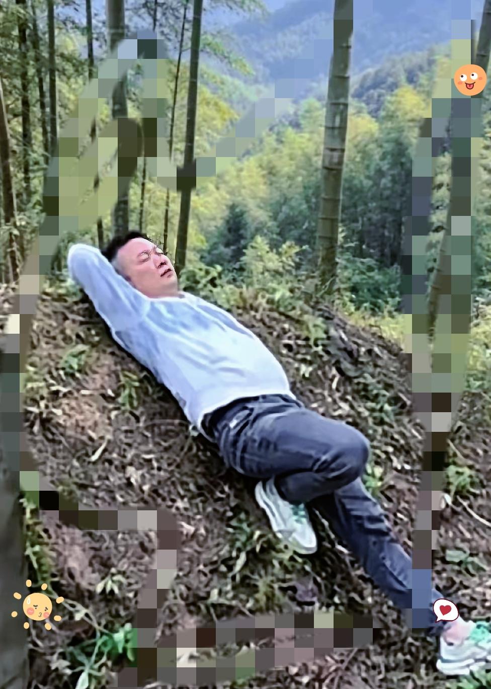 遗憾终生！清明扫墓，这位男子趴在父亲坟上的一句话，瞬间让人破防。他来到世上