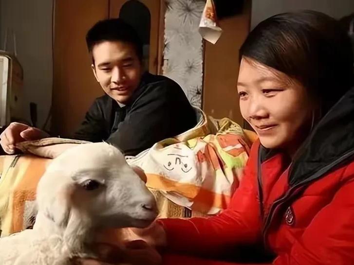 河南一女教师患类风湿，遭丈夫狠心抛弃，独自带着幼女艰难度日，当年她资助过的男生听