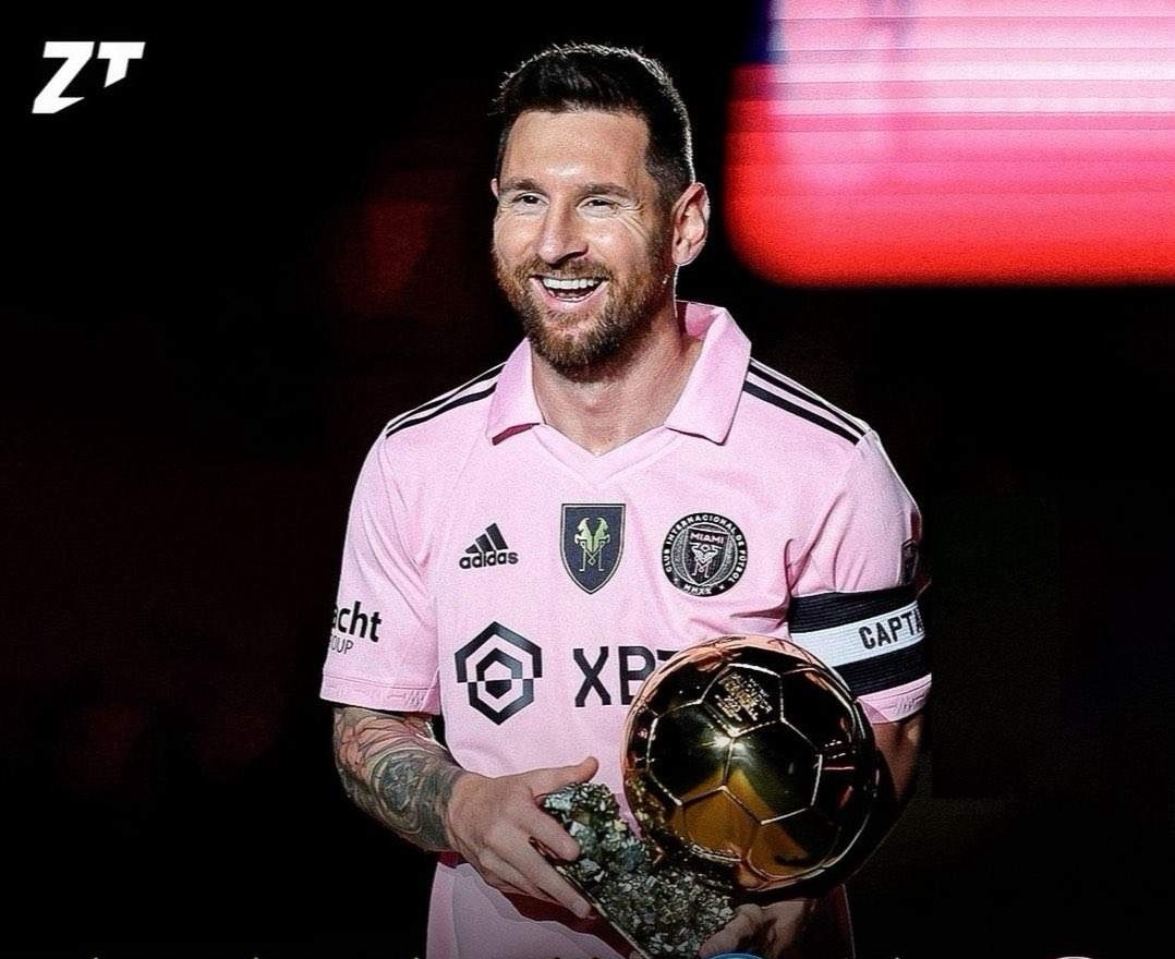 梅西的最后三个金球奖是在三个不同的俱乐部拿的。（巴萨2019，大巴黎2021，美