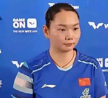 昨日比赛，何卓佳对蒯曼鹰眼挑战引两种说法。一种说法:不该这样，都是代表国