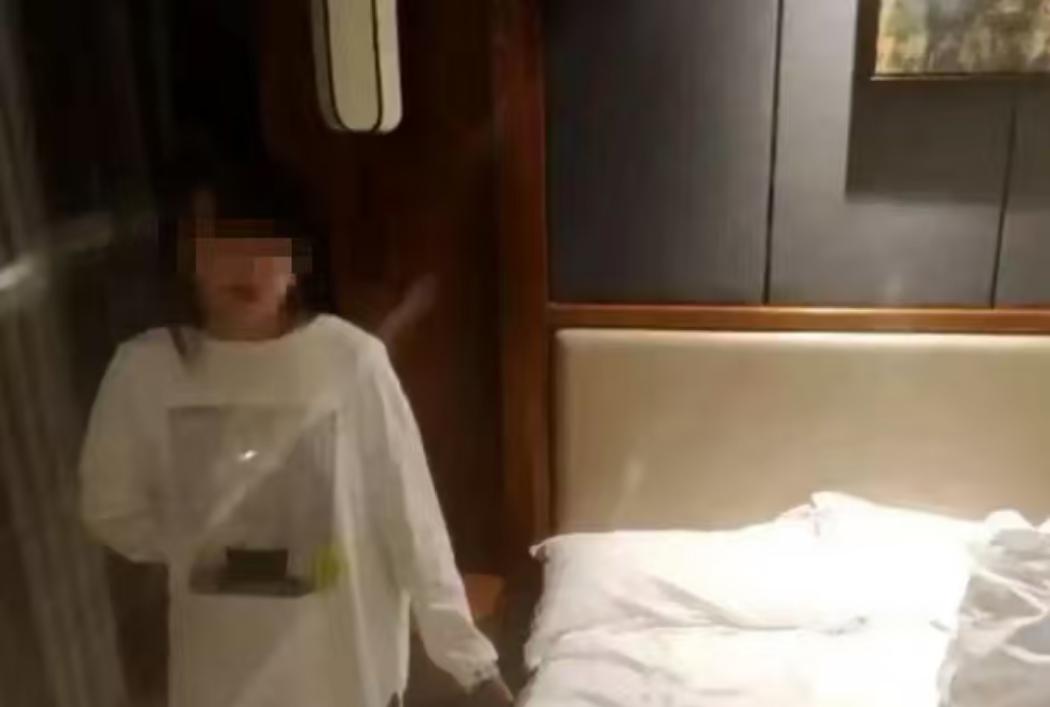 湖南，一个大爷路上遇到了一个女子，支付了20元，女子就带着大爷回家去发生了关系。