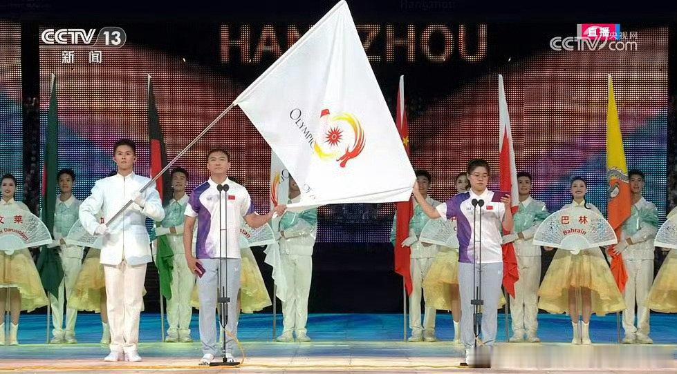 #亚运会开幕式#真的不是地域黑，全球直播，主讲台后面两位志愿者（旗手）怎么说呢？让你两圈都追不上。#