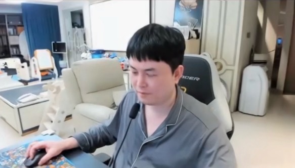 枫哥：现在的人特别容易被带节奏带进去，我下午看到一个20级小僵尸牌子的弹幕发，什