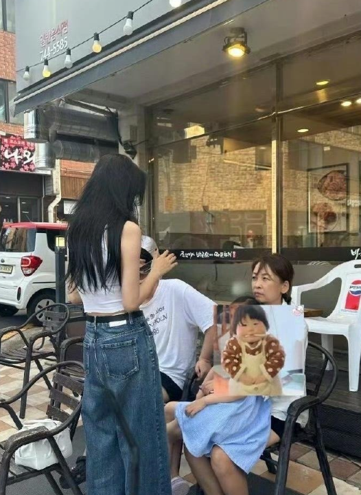 孙怡近期露面，似乎微微丰腴了一些，带娃的辛劳也可见一斑。​​​