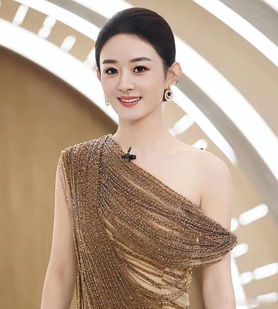明眼人其实都能看得出来。赵丽颖现在之所以很少进组拍戏。不是因为没有导演找她演戏，