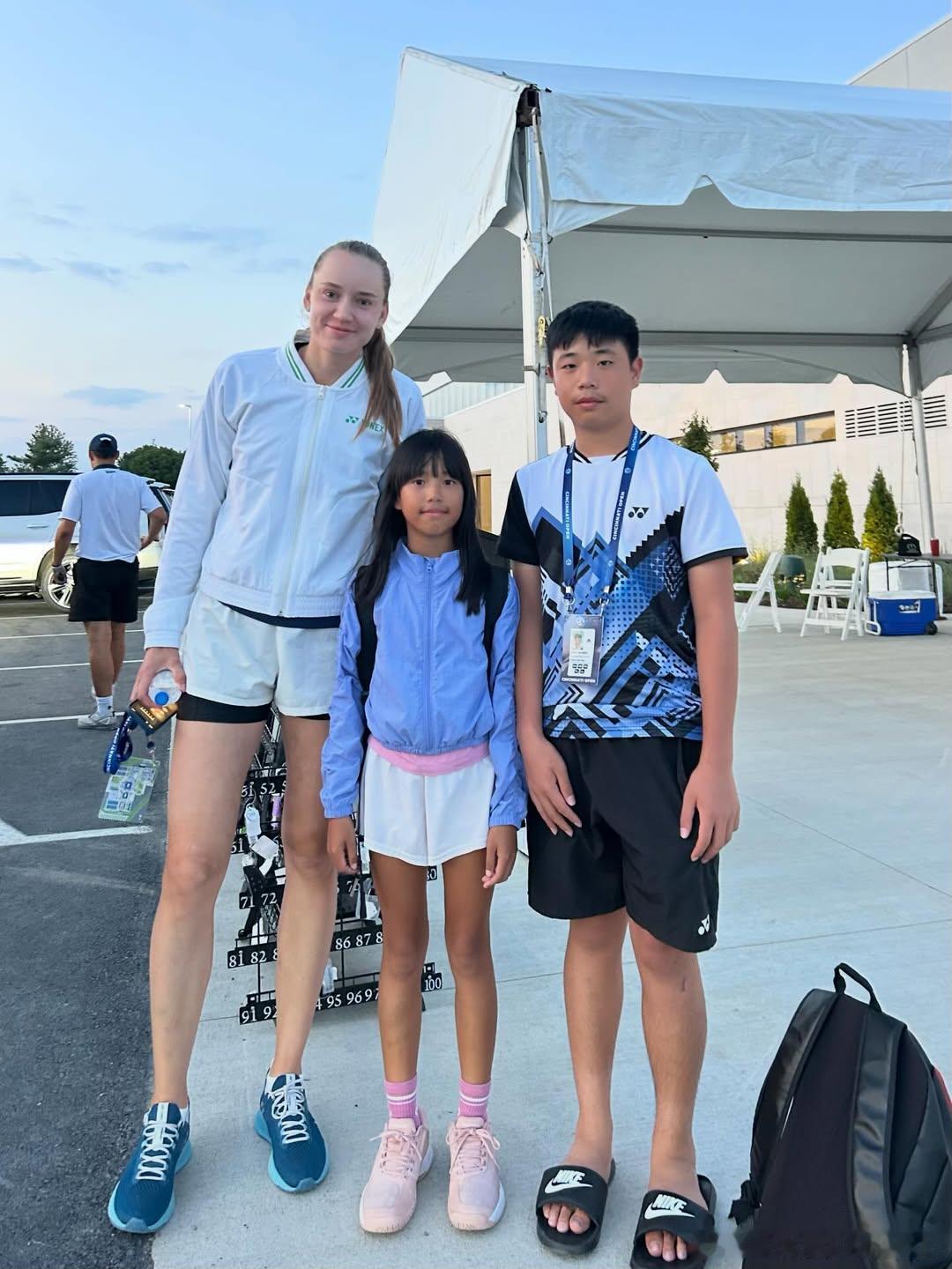 莱巴金娜，在辛辛那提停车场和持证小朋友的合影📷wta​​​