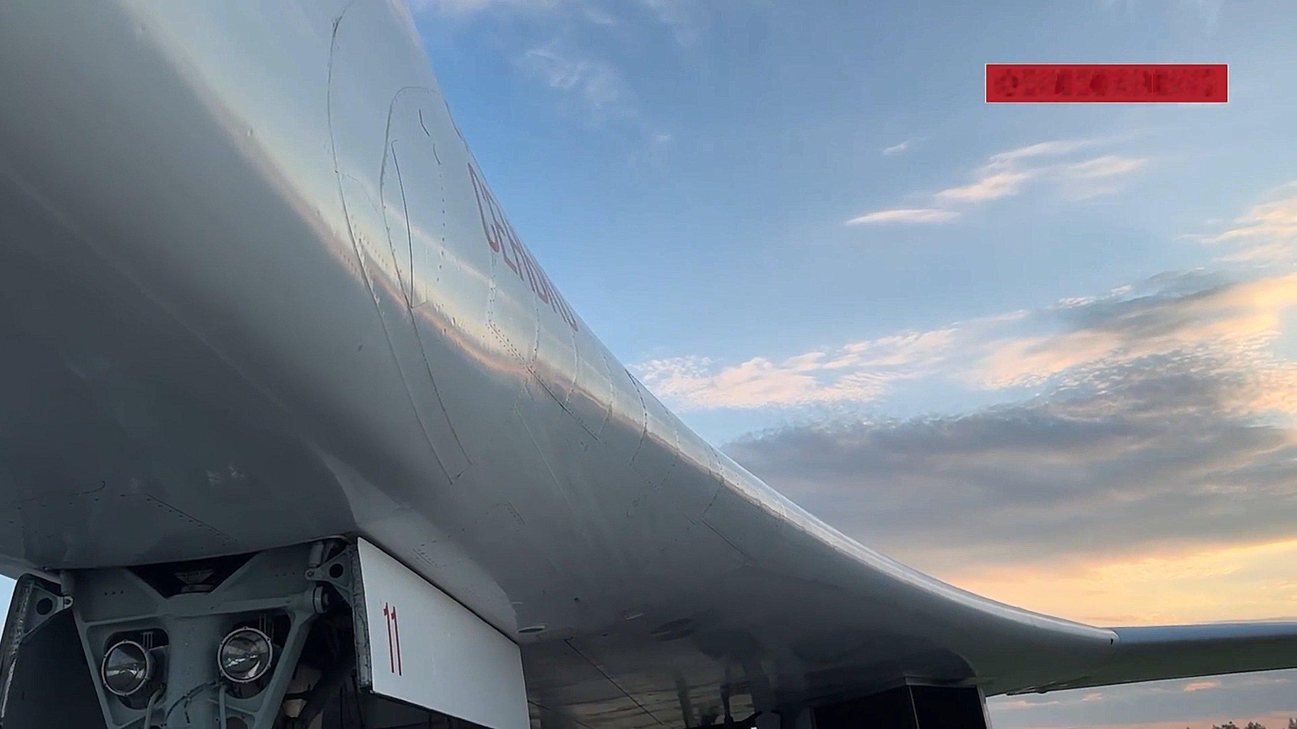俄罗斯空天军远程航空兵的2架图-160战略轰炸机在在巴伦支海和挪威海中立水域上空