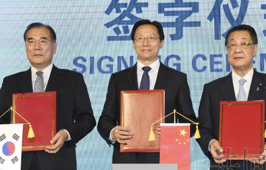 对川普不再忍受？日韩同时找上中方，三方联手一个大动作让白宫彻底懵了川普在和日