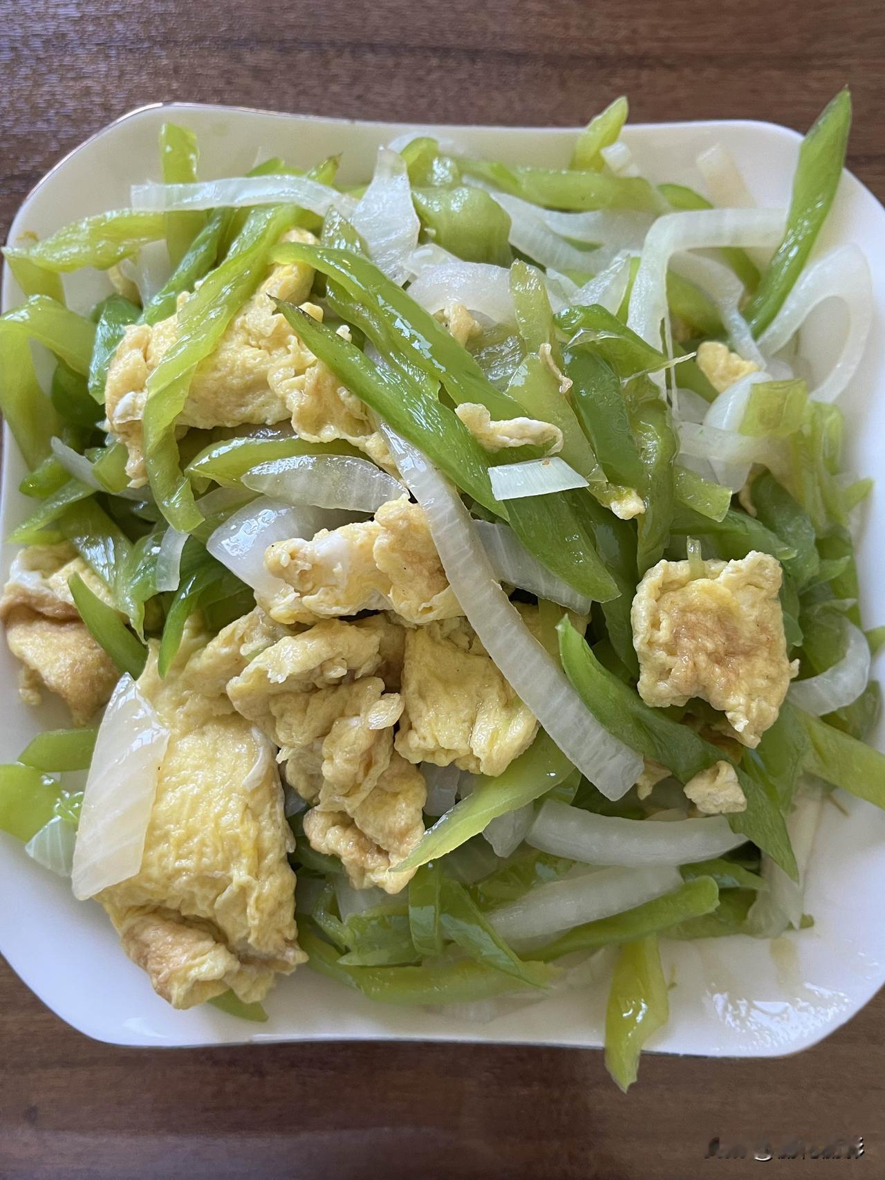 好友们晚上好！周四快乐，晚餐香香！今天的晚餐：辣椒洋葱炒鸡蛋玉米土豆杂粮饭