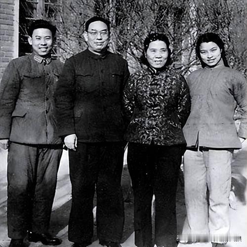 抗战时期的延安，有一种普遍现象，不少老干部历经生死，一来和原配失散已久，需要解决
