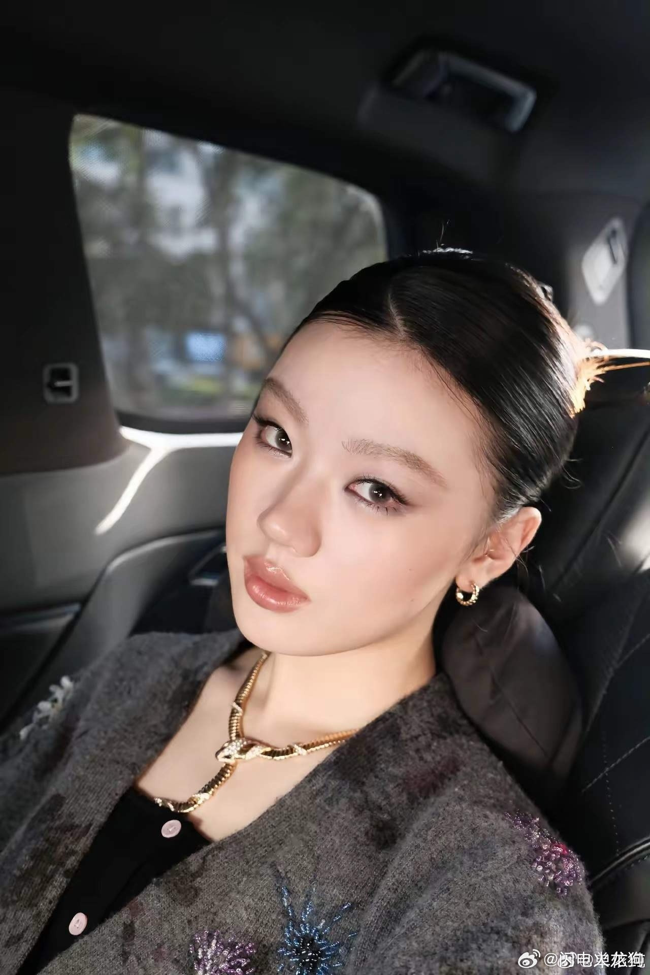 单依纯最大的问题就是，没有自己的代表作。她翻唱了不少经典，像《永不失联的爱》《不