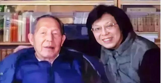 1990年，一个穿着满身满补丁衣服的中年妇女，正在上海的街角，顶着寒风摆摊卖菜，