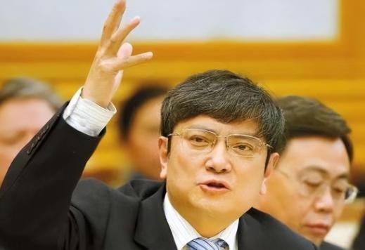 到今天中国人民还在犯傻，就像喝了迷魂汤一样！这句话最近在网上吵翻了天，起因是郑强