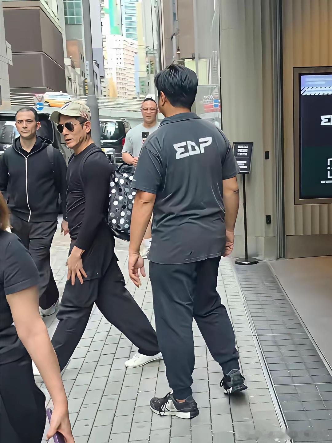 60岁郭富城现身香港街头，他现实中外形很一般，个子很矮，目测只有1.68米左右，