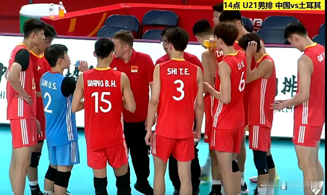 【U21男排中国队25-27输掉第二局】第二局中国队一度打出5-0梦幻开局，可