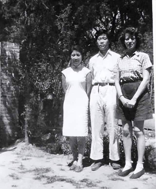 1951年7月，一辆呼啸着的警用吉普车驶向清华大学，将在大学执教的两名美国教授抓