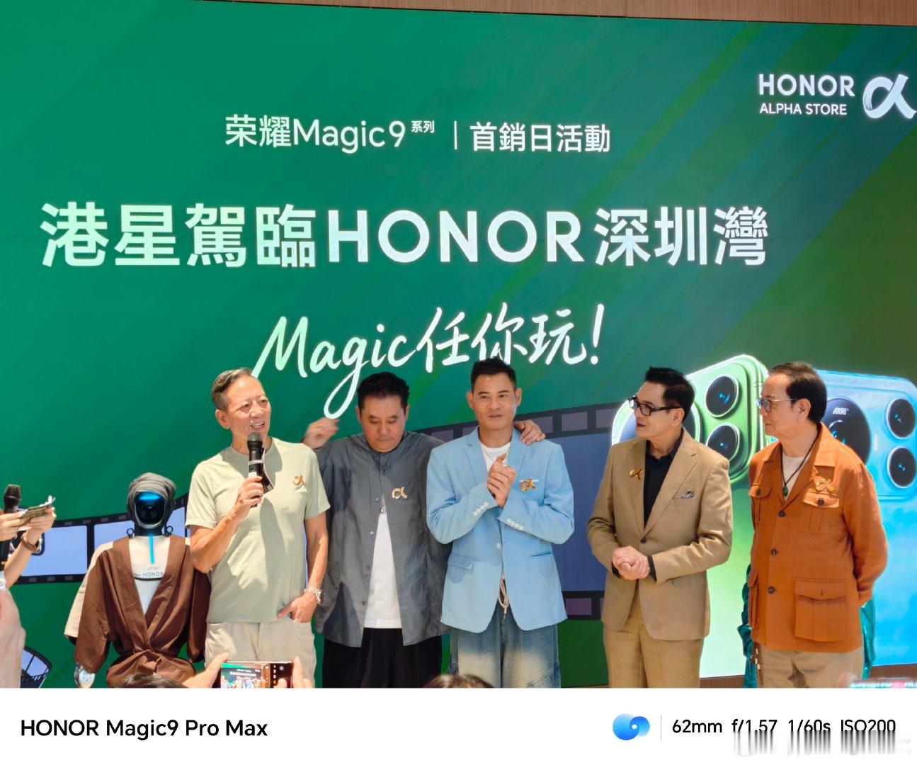 深圳不愧是大城市[吐舌头眯眼睛笑]带着荣耀Magic9ProMax逛街，也能遇到一众香港电影里的熟悉